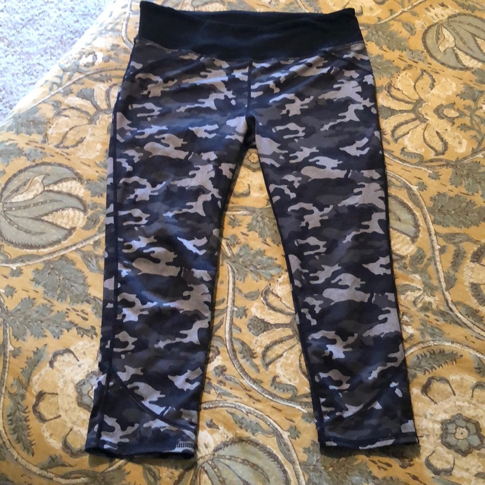 Women’s Fabletics workout crops